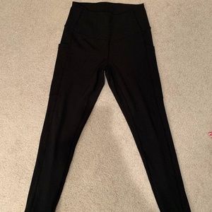 Black ribbed capri leggings